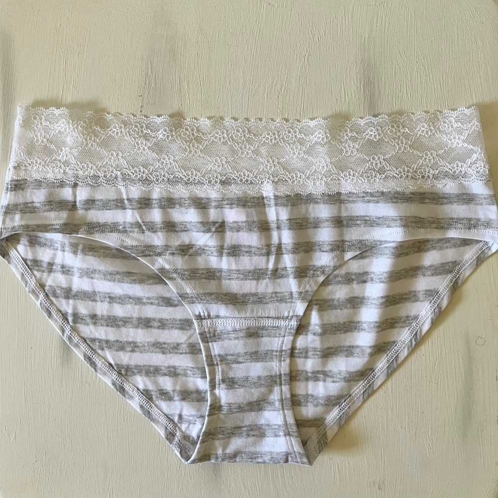 Victoria's Secret Low Rise Hiphugger Panties with Lace trim Size Large
